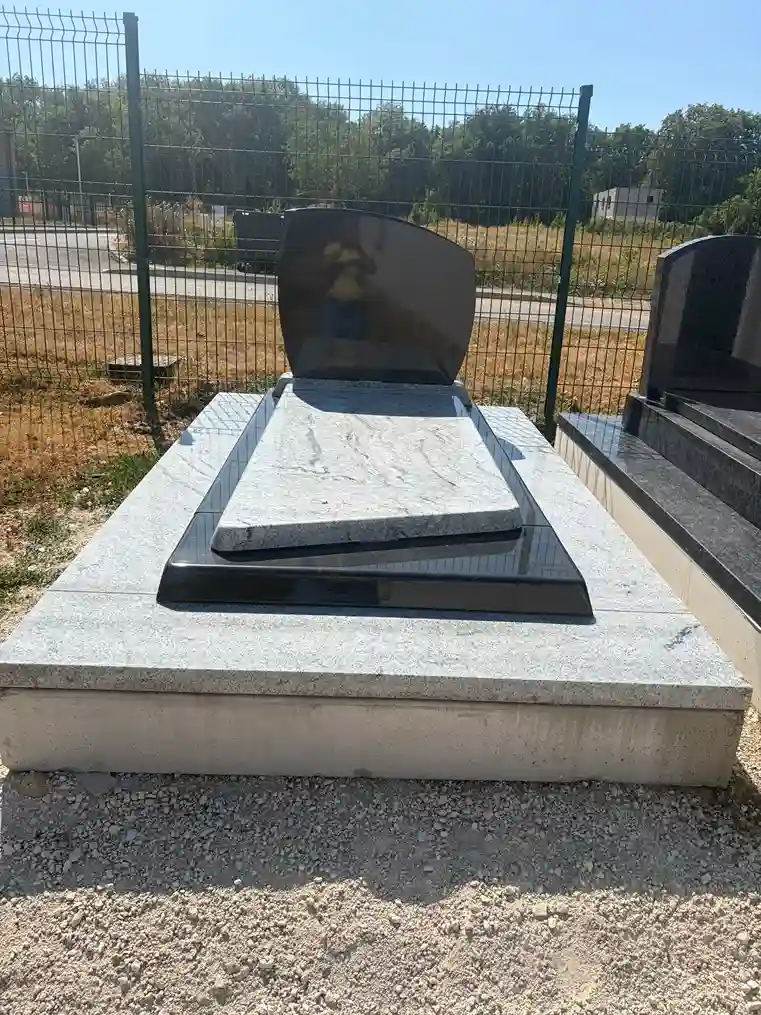 pierre tombale à Puiseaux
